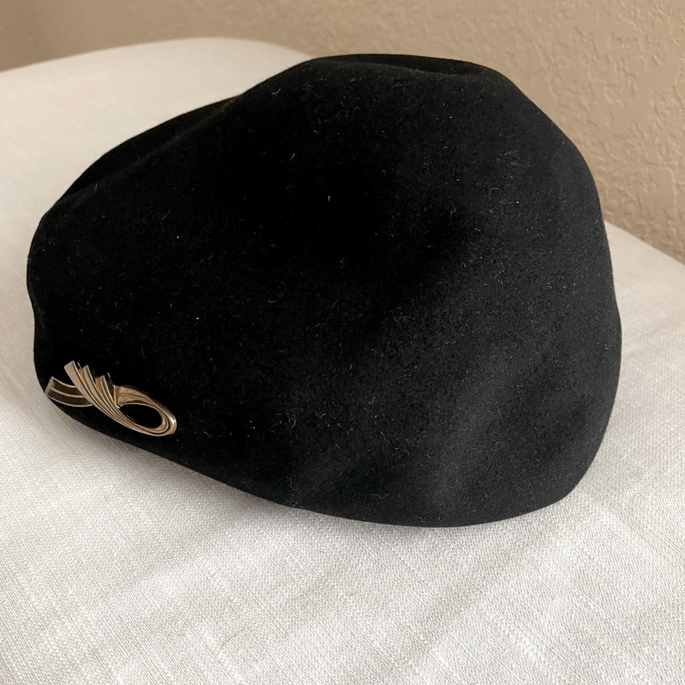 Dobbs Mayfair Circa 1920  women’s French style beret with brass accent